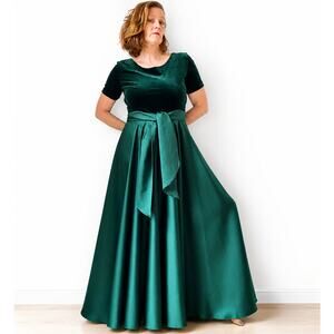 Vintage 90s Emerald Green Formal Gown Size 10 Princess Ball gown Glamorous